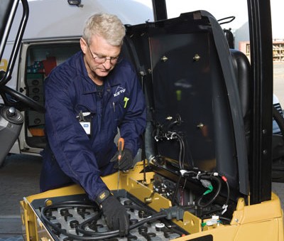 A targonca akkumulátor tisztítása