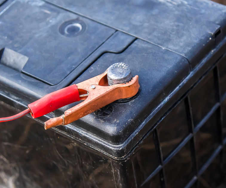 A munkaakkumulátor bevizsgálást szakember végezze!